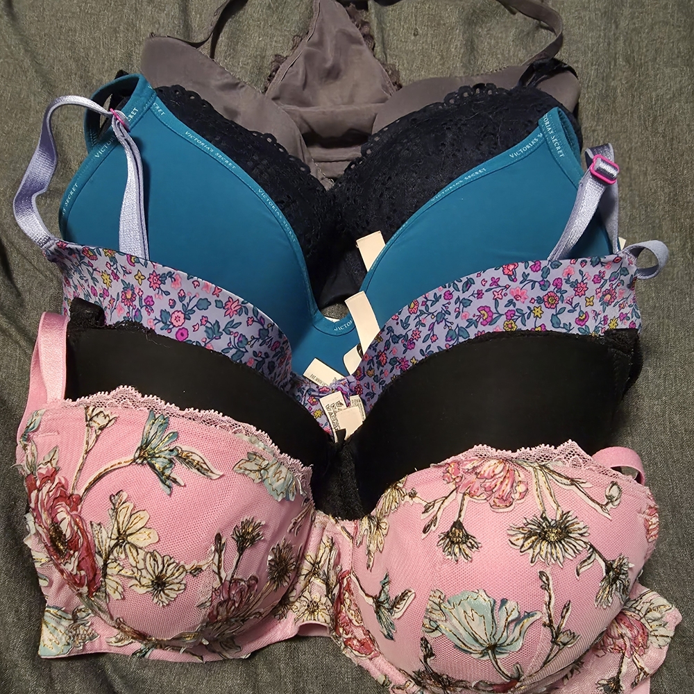 6 34d Victoria Secret Bras, All In Great Condition.